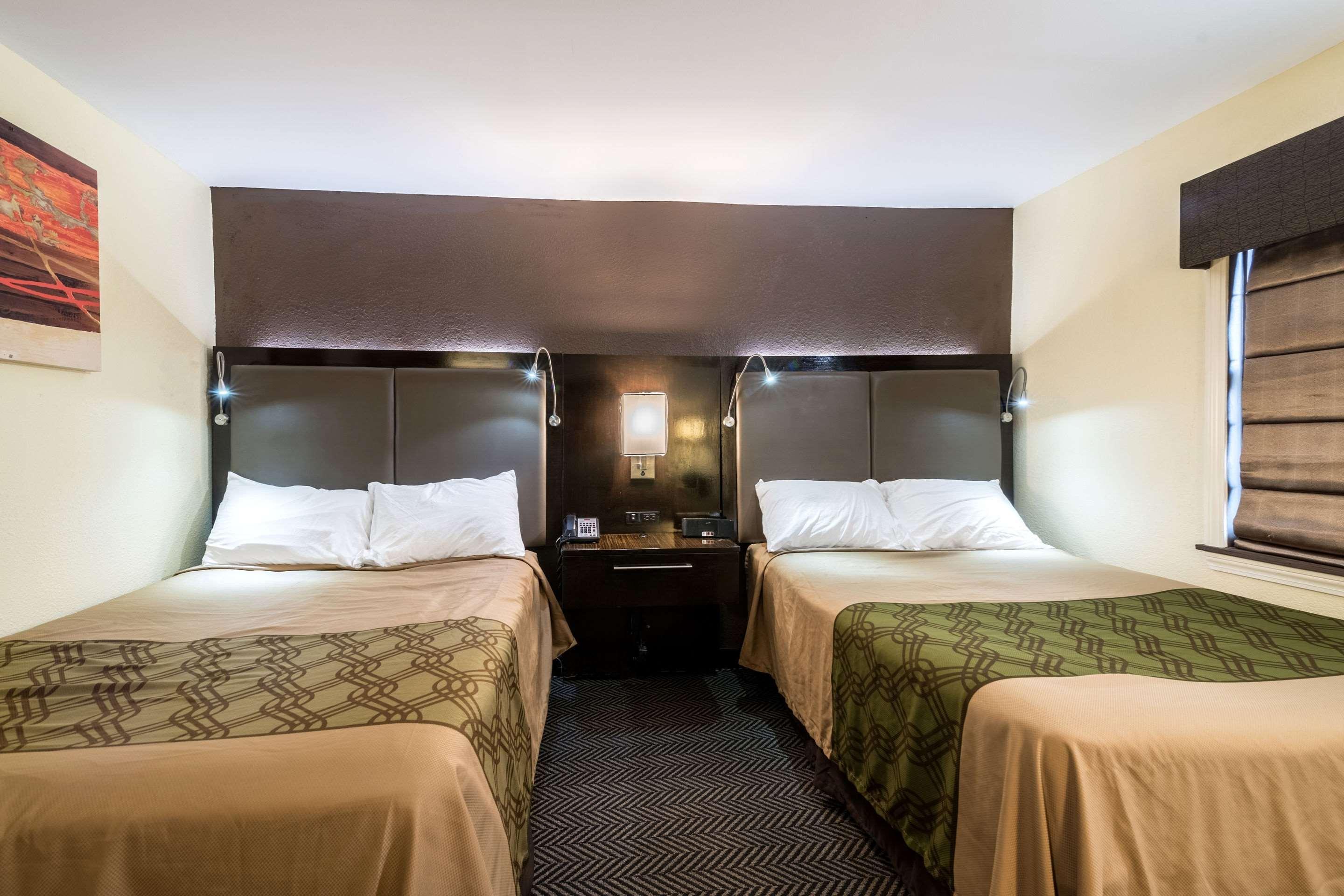 อีโคโน ลอดจ์ รัตแลนด์ซิตี้ เนียร์ ไฮเวย์ 7 Hotel ภายนอก รูปภาพ